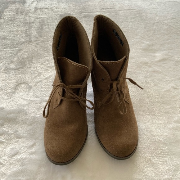 𝅺CLARK'S Heeled Victorian Booties - Picture 3 of 8